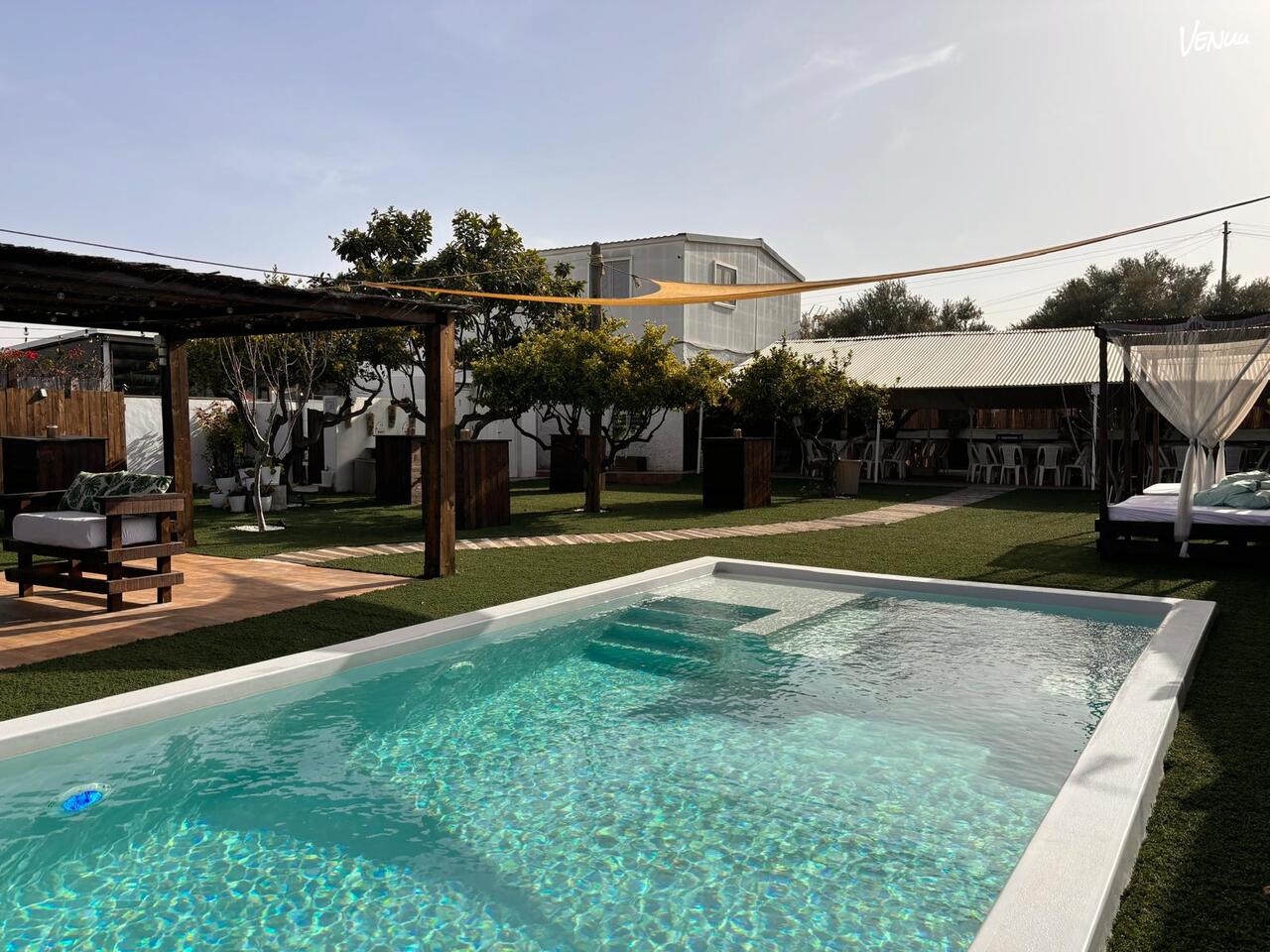 La casa: piscina y jardín
